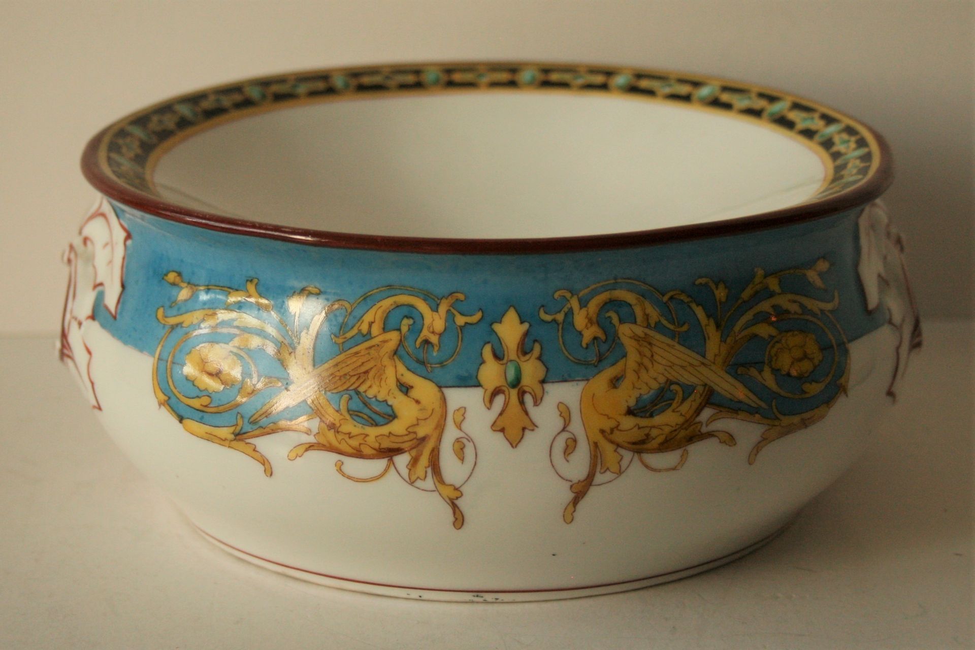 Crachoir en porcelaine de Sèvres, époque XVIIIe - Diamètre : 24 cm, Hauteur : 9,5 [...]