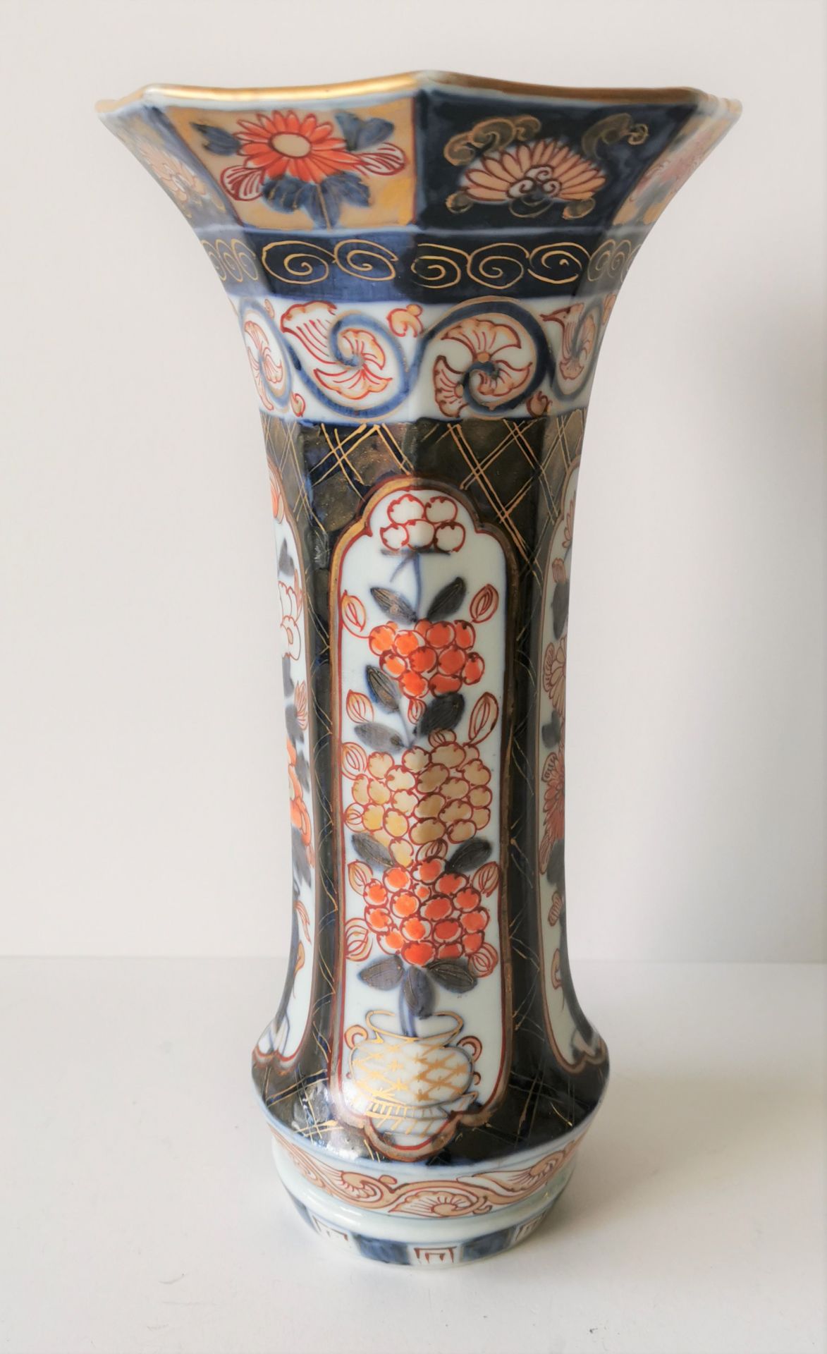 Vase en porcelaine Imari ou possiblement Samson, Japon, XVIIIe/XIXe, Octogonal en [...]