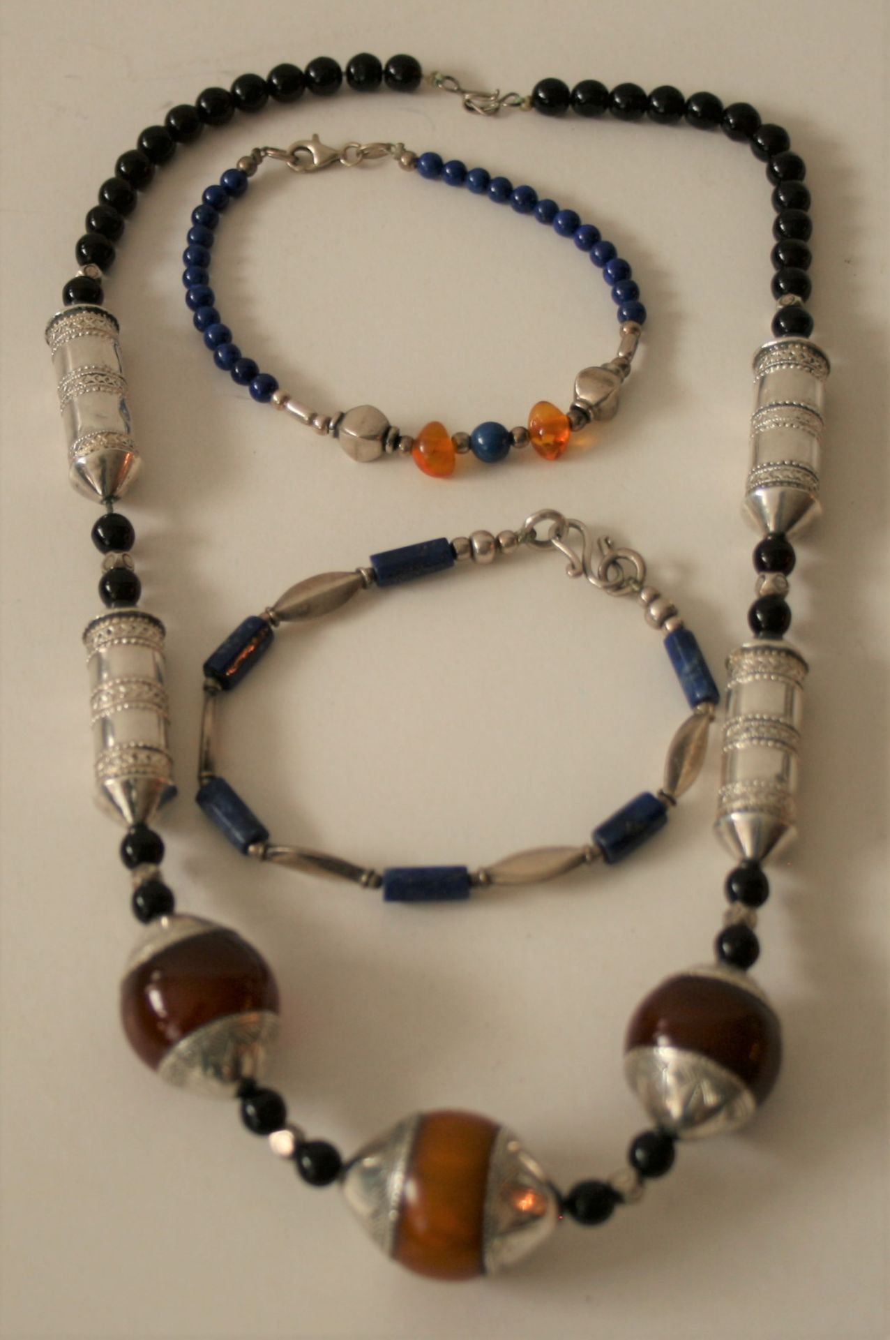 Collier en argent, pierres dures et perles de verre coloré, artisanat marocain - [...]
