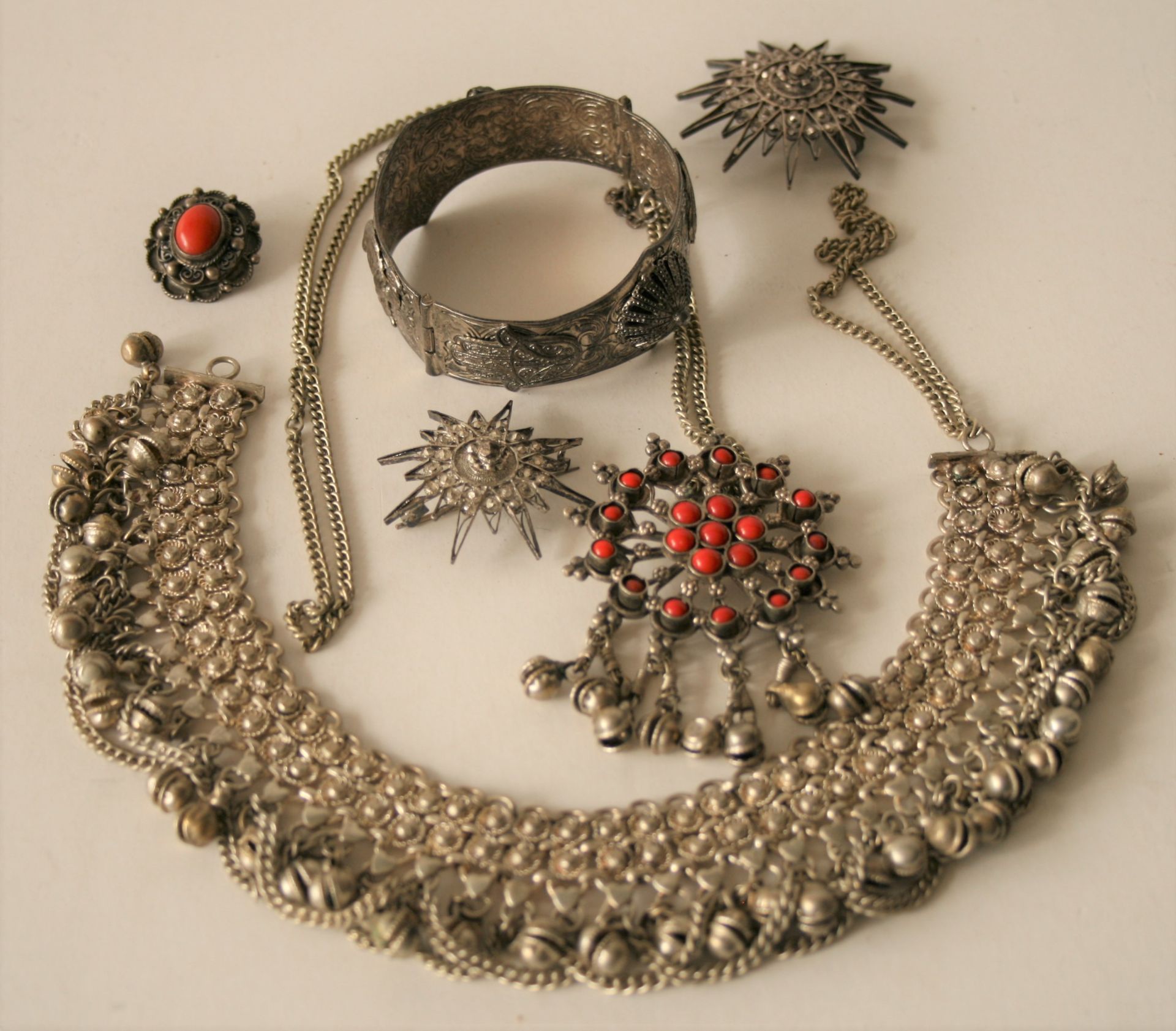 Ensemble disparate de bijoux en argent, origine du Maghreb : collier avec perles [...]