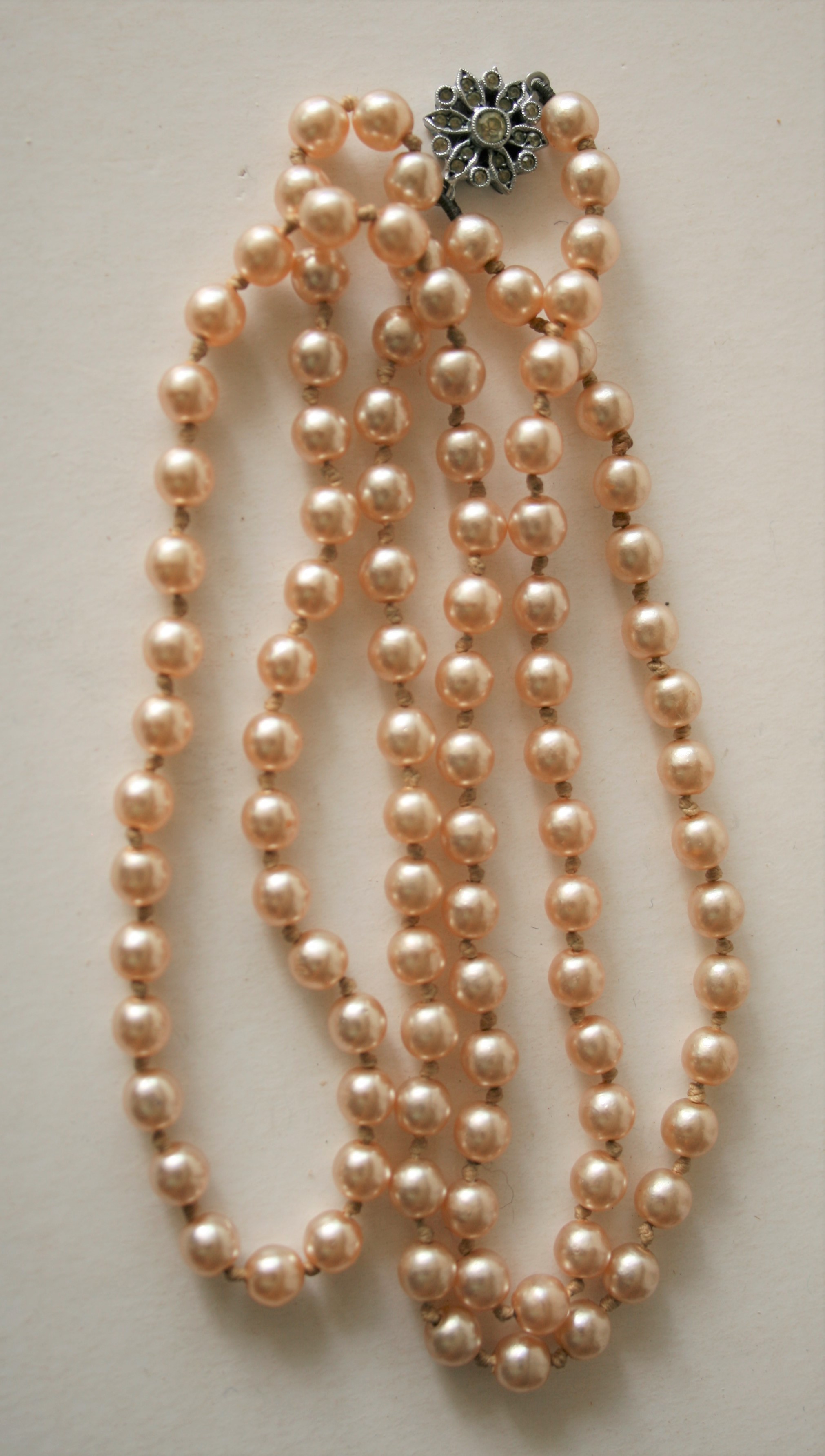 Collier de perles de culture de 5 mm de couleur légèrement fumé, fermoir en argent [...]