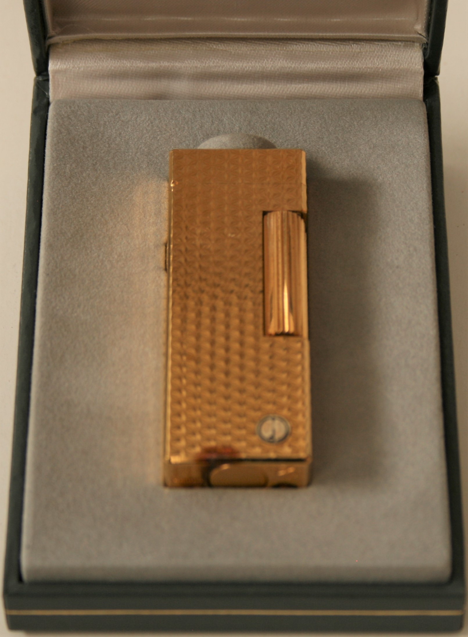 Briquet plaqué or 18ct de la célèbre maison de luxe DUNHILL, modèle 1461, parfait [...]