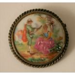 Broche en porcelaine de Limoges gainée d'une torsade en laiton, décor peint à la [...]