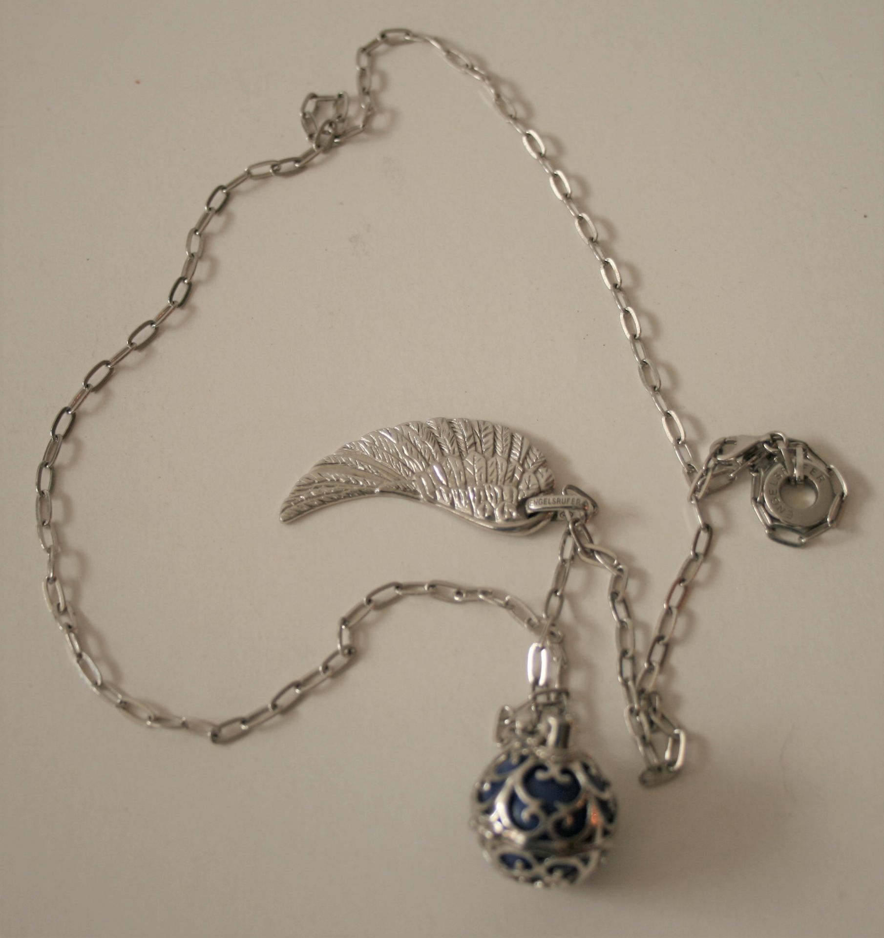 Collier en argent ENGELSRUFER avec aile d'oiseau et grelot dans une cage ajourée - [...]