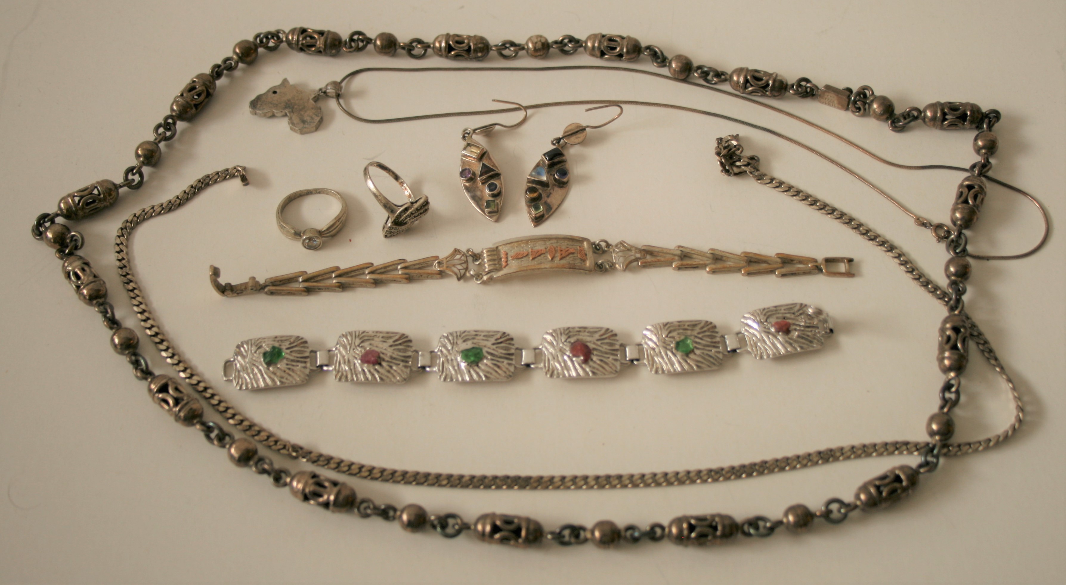 Ensemble de bracelets, colliers et boucles d'oreilles en argent, toutes origines - [...]