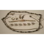 Ensemble de bracelets, colliers et boucles d'oreilles en argent, toutes origines - [...]