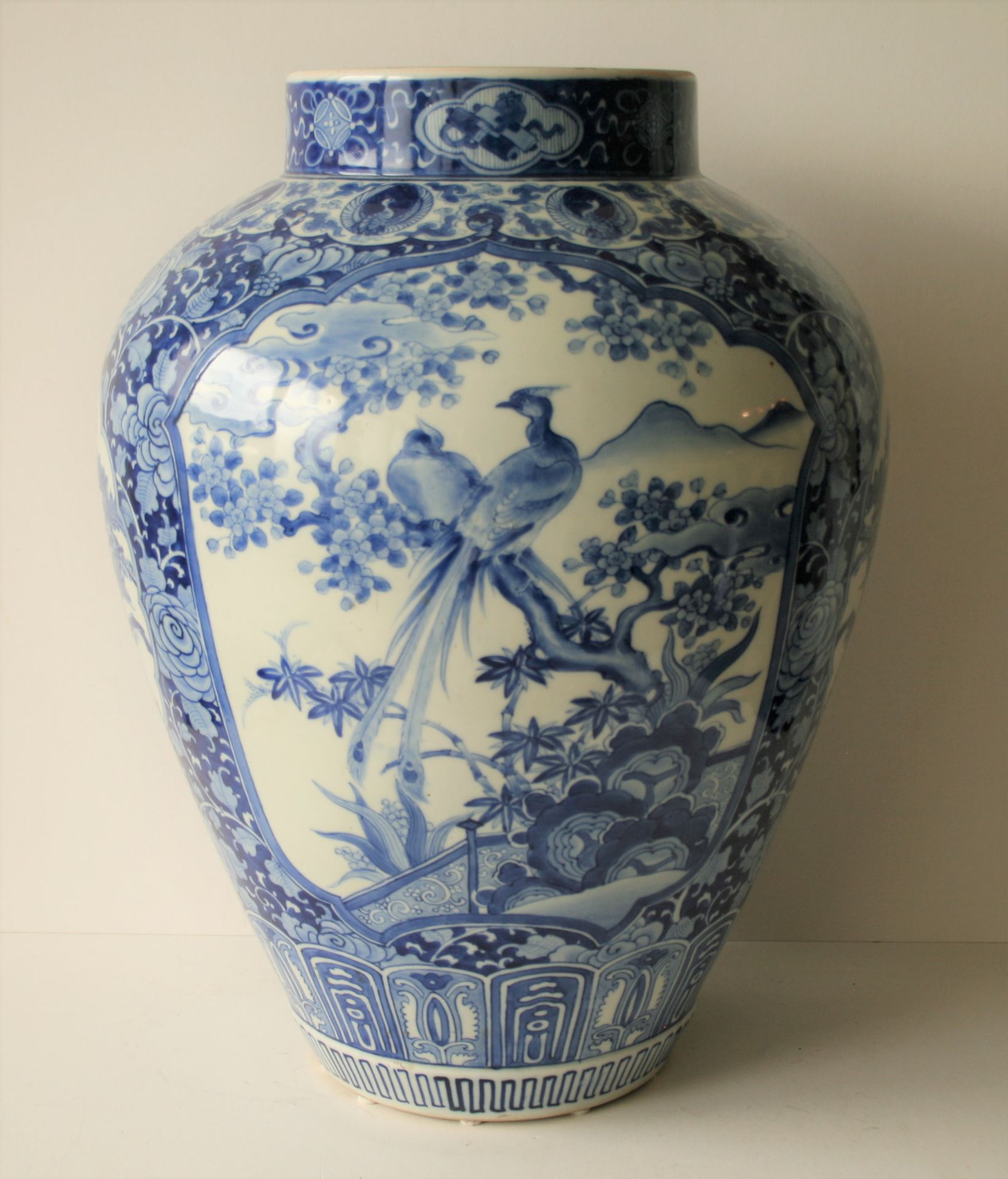 Potiche en porcelaine Arita, Japon, époque Meiji (1868-1912), Balustre, la panse à [...]