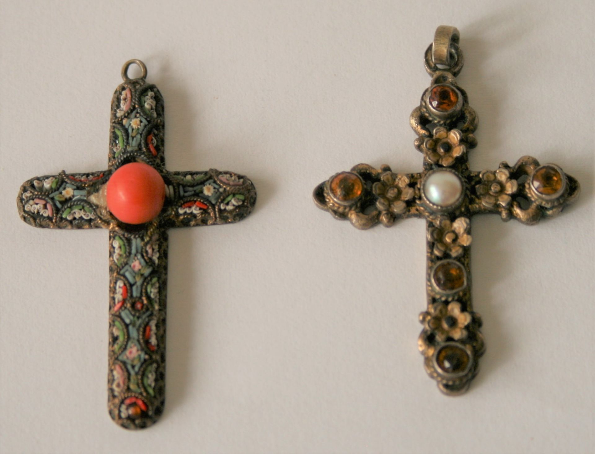 Ensemble de 2 croix en argent montées en pendantif, l'une avec corail, l'autre à 5 [...]