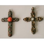 Ensemble de 2 croix en argent montées en pendantif, l'une avec corail, l'autre à 5 [...]