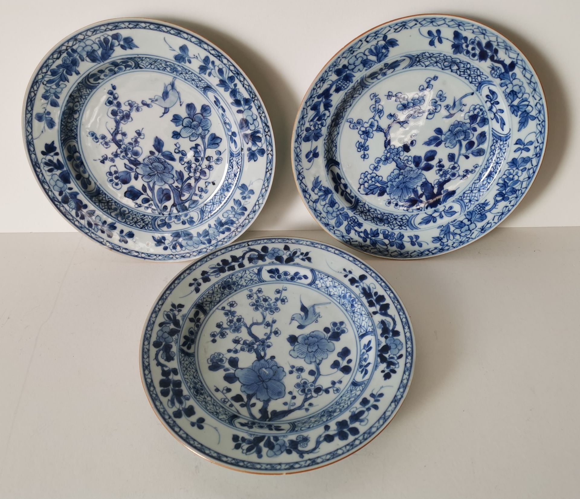 Trois assiettes en porcelaine bleu blanc, Chine, XVIIIème siècle, Circulaires, à [...]