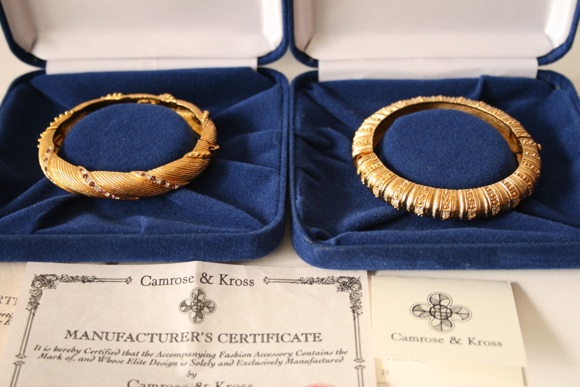 Paire de bracelets articulés CAMROSE & KROSS plaqué or 25 ct et sertie de cristaux [...]