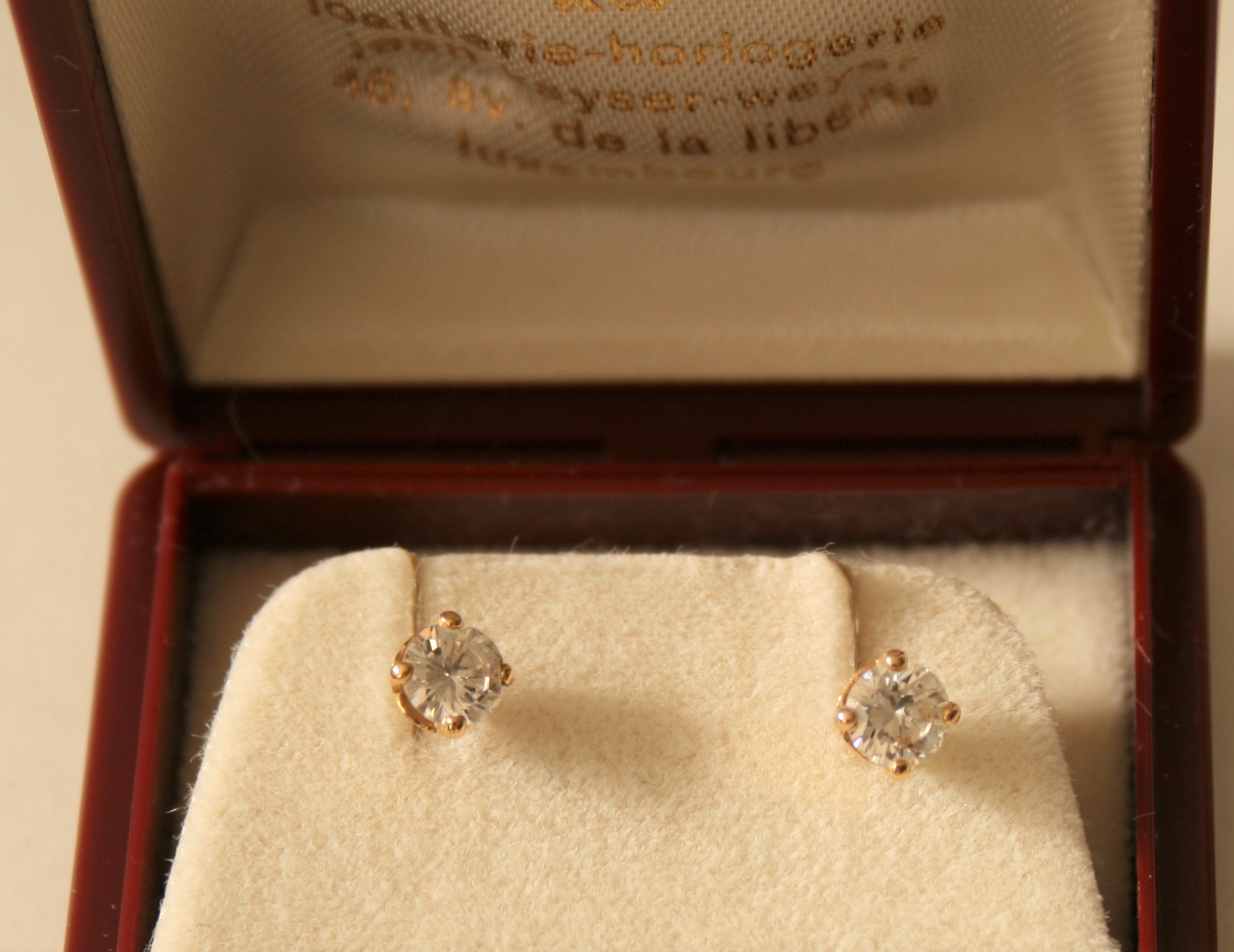 Paire de boucles d'oreilles en or jaune 18ct sertie d'un diamant de 0,25 ct - - Pair [...]