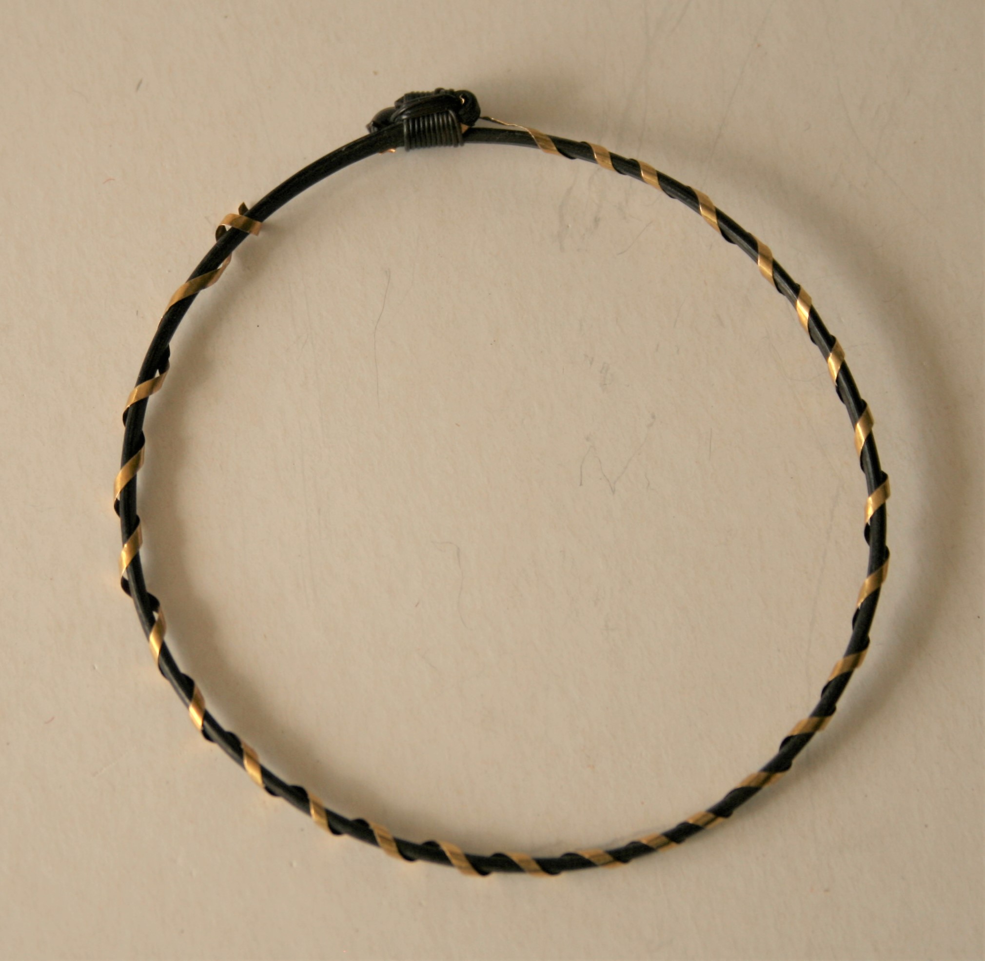 Bracelet en poil de queue d'éléphant gainé d'une spirale en or, années 50 - [...]