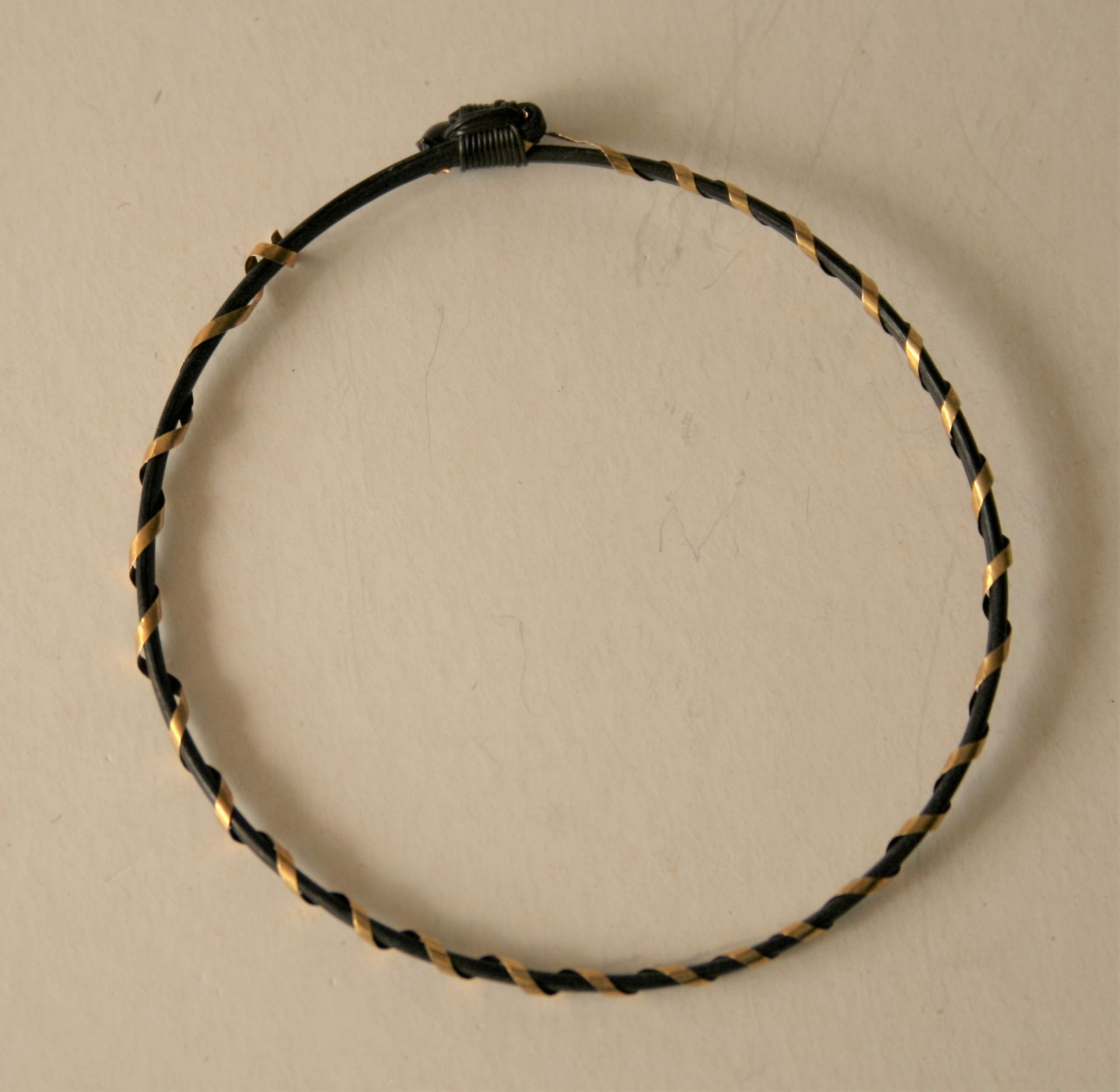 Bracelet en poil de queue d'éléphant gainé d'une spirale en or, années 50 - [...]