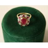 Bague en or 18 ct ornée d'un rubis d'environ 3ct (9,3 x 8,2 mm) chauffé entouré [...]