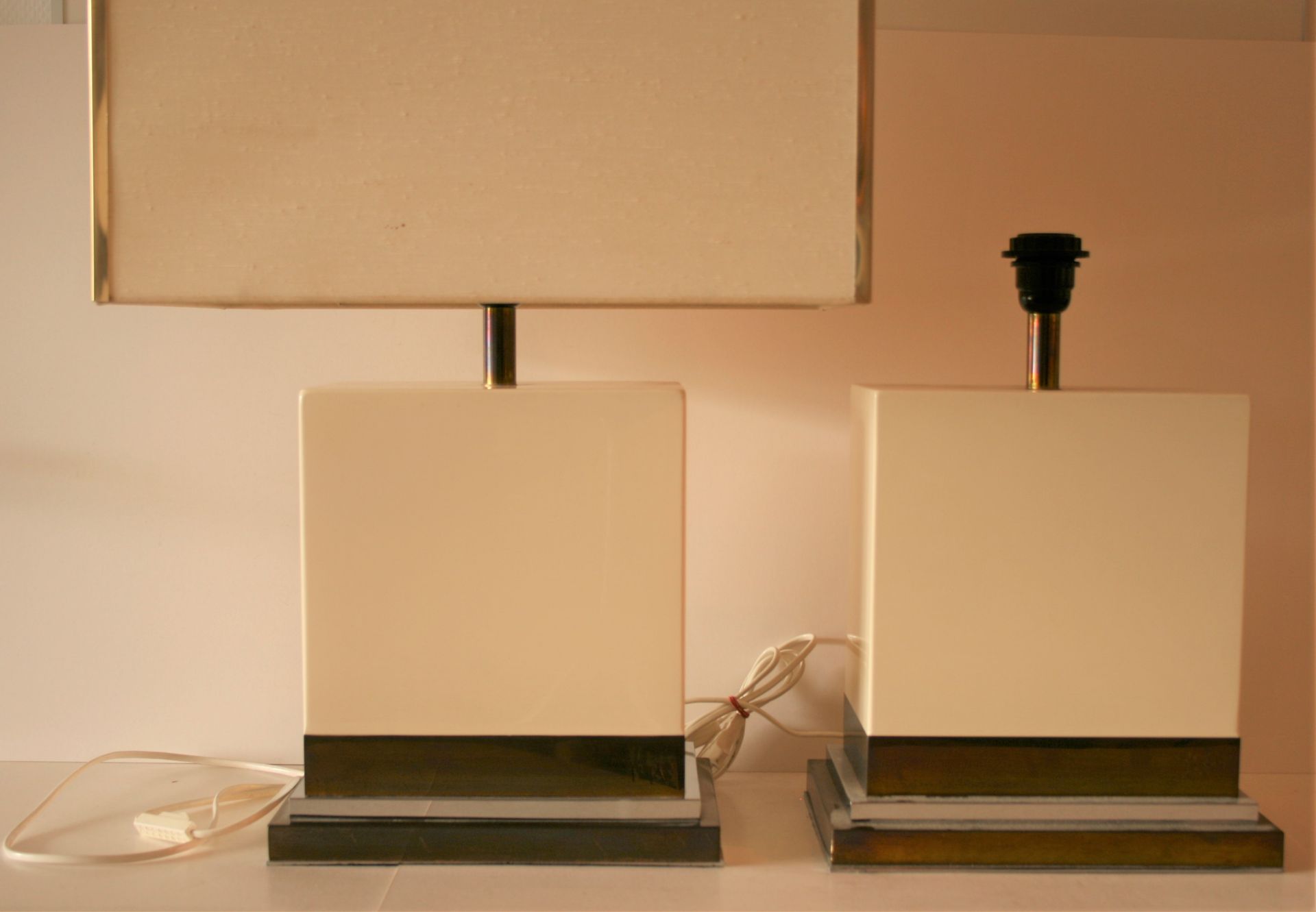 Paire de lampes signées Jean-Pierre MAHEY, Paris, en laque couleur ivoire, assise en [...] - Bild 2 aus 2