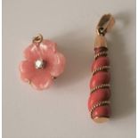 Ensemble de 2 petits pendantifs en or jaune : une rose en ony rose accueillant en son [...]