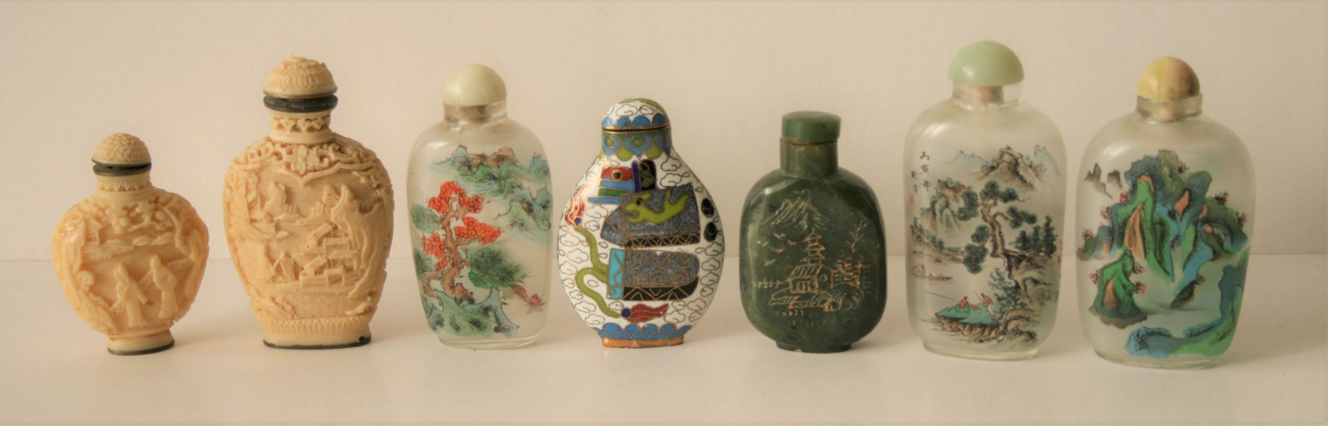 Ensemble de petits flacons : 3 en verre à décor de paysage et bouchons en onyx, 1 [...]