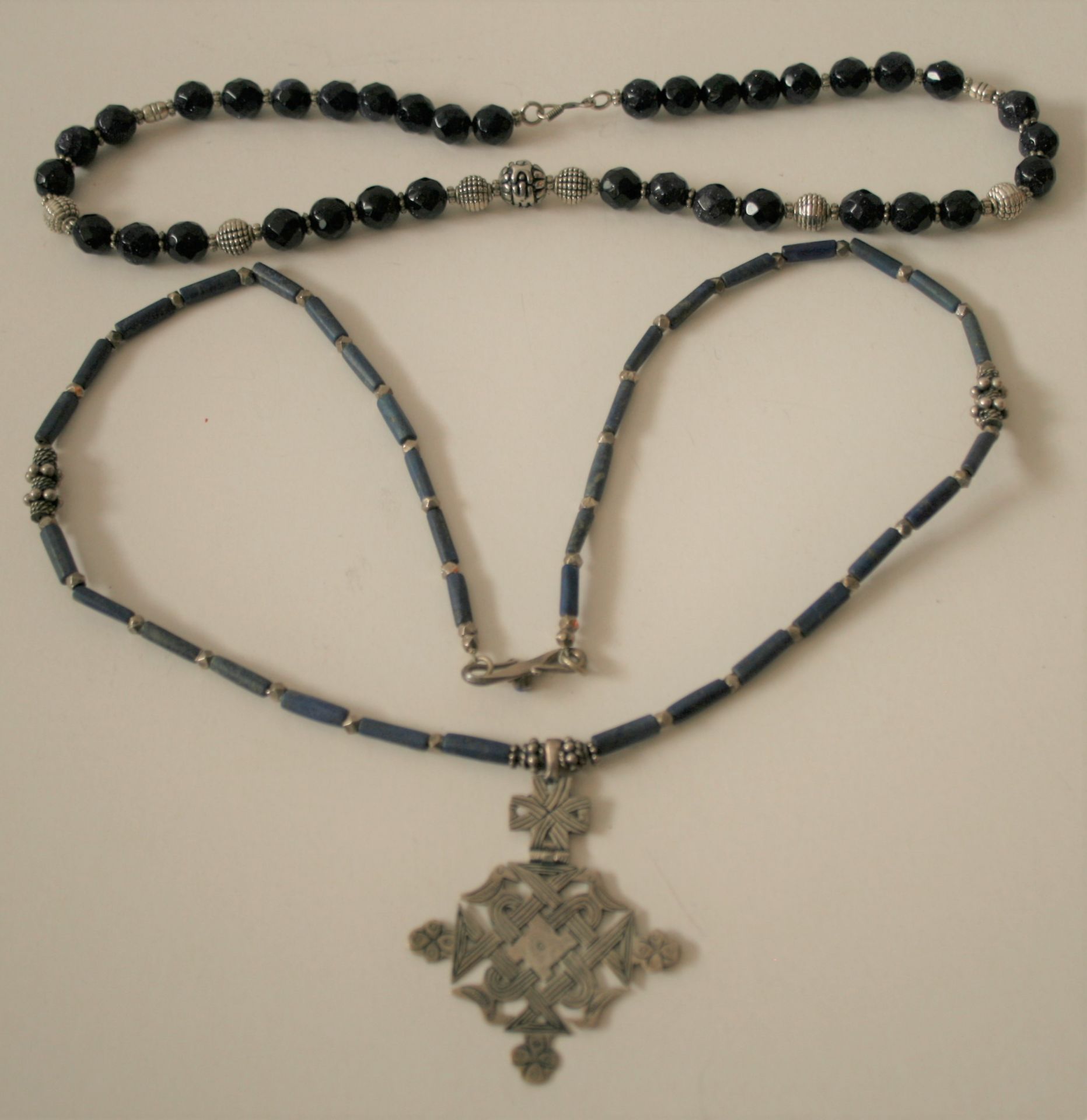 Collier en argent et Lapis Lazuli non poli terminé par un pendentif aux arabesques [...]