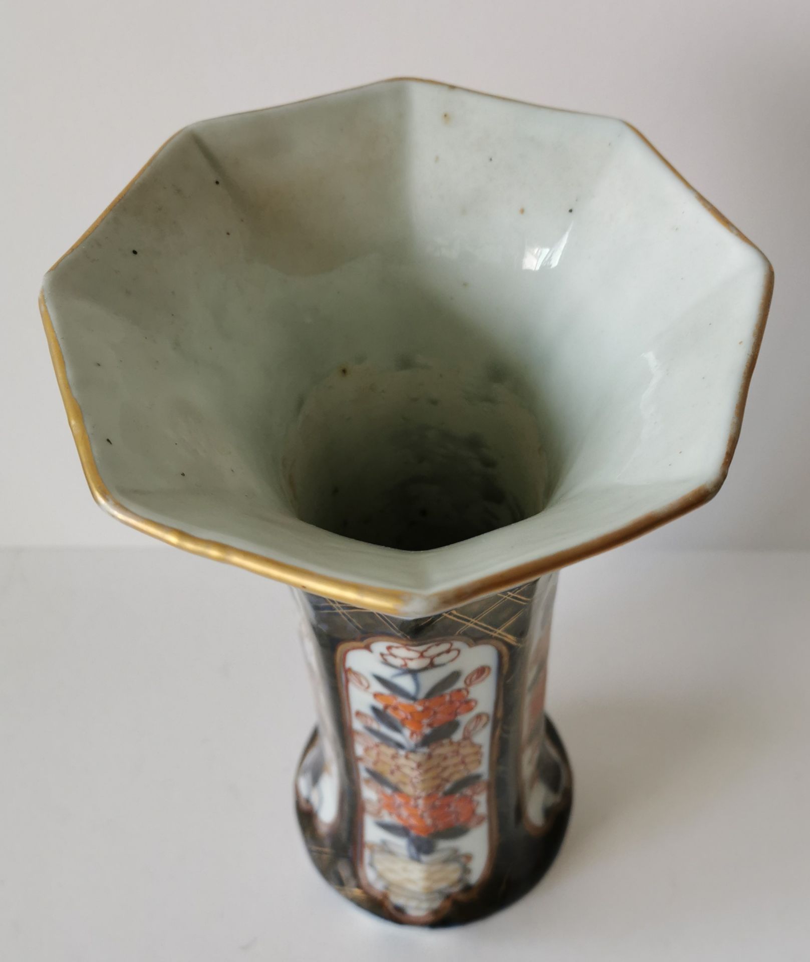 Vase en porcelaine Imari ou possiblement Samson, Japon, XVIIIe/XIXe, Octogonal en [...] - Image 2 of 2