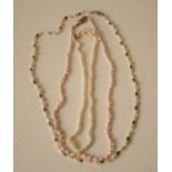 Ensemble de 3 colliers en perles d'eau douce, années 20 : 1. un couleur nacrée [...]