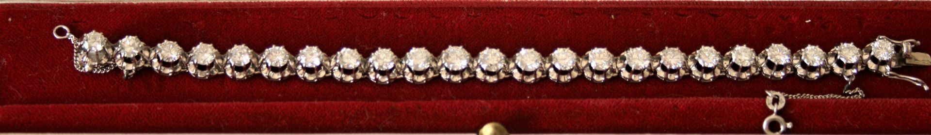 Bracelet en platine constitué de 23 diamants ronds totalisant 12 Carats blancs et [...]