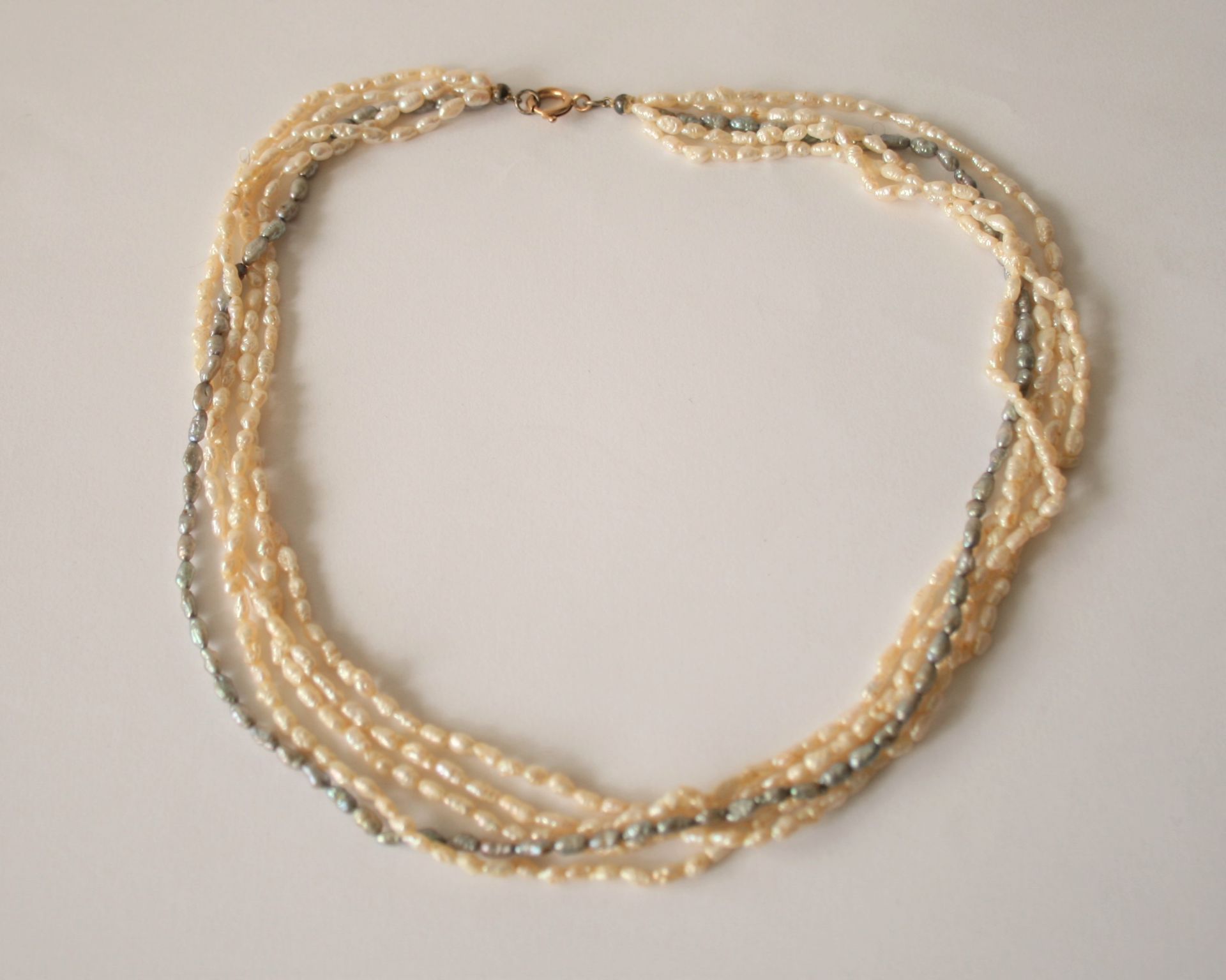 Collier à 5 rangs de perles d'eau douce dont un couleur anthracite, fermoir en or [...]