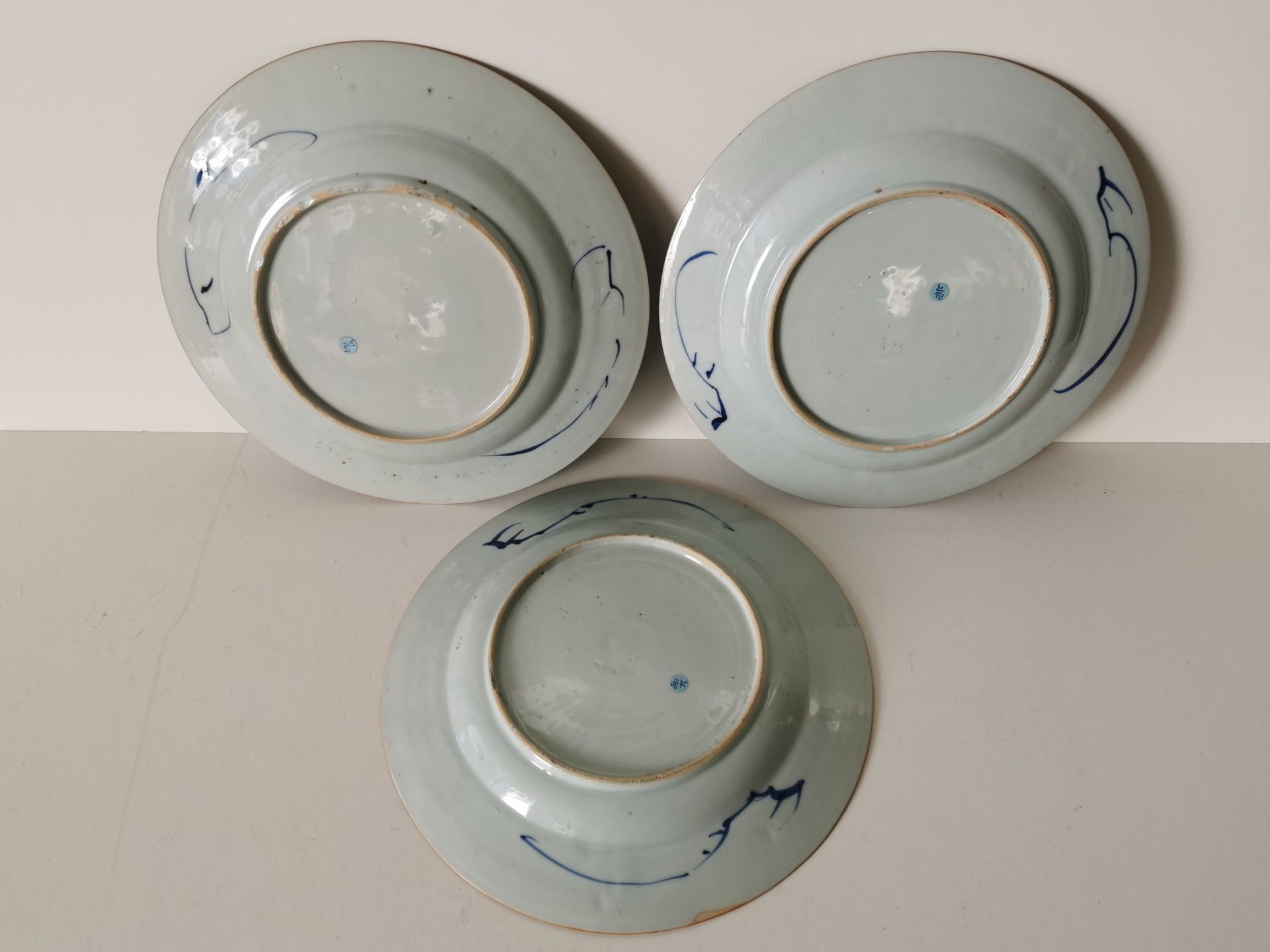 Trois assiettes en porcelaine bleu blanc, Chine, XVIIIème siècle, Circulaires, à [...] - Image 2 of 2