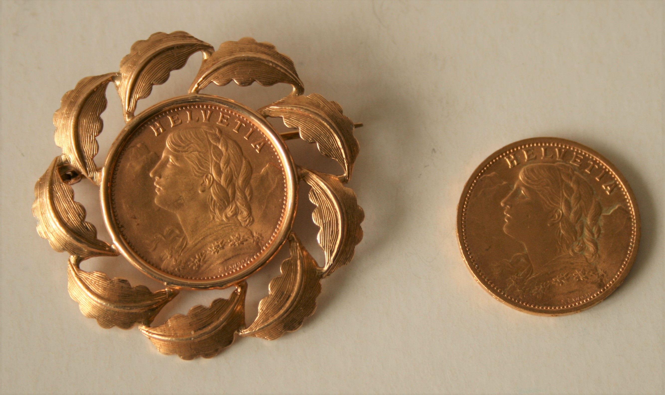 2 x Pièces en or HELVETIA 20 Fr de 1927 & 1935 dont une montée sur une broche en or [...]