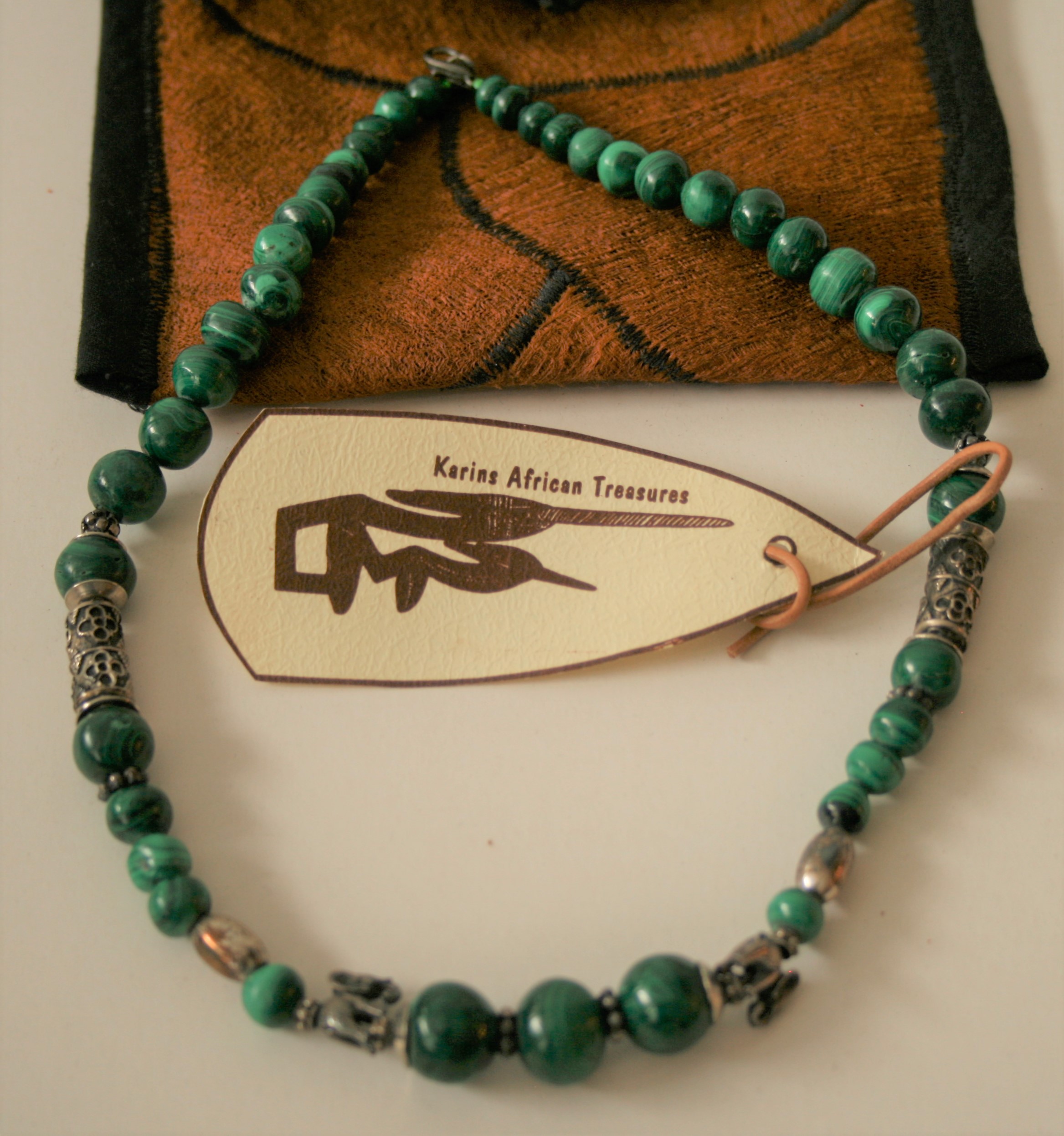 Collier de perles en malachite du Zaïre et ornements en argent de Birmanie, pièce [...]