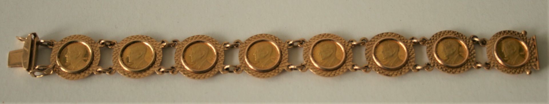 Bracelet en or 18 ct comportant 8 pièces en or à l'effigie de J.-F. KENNEDY [...]