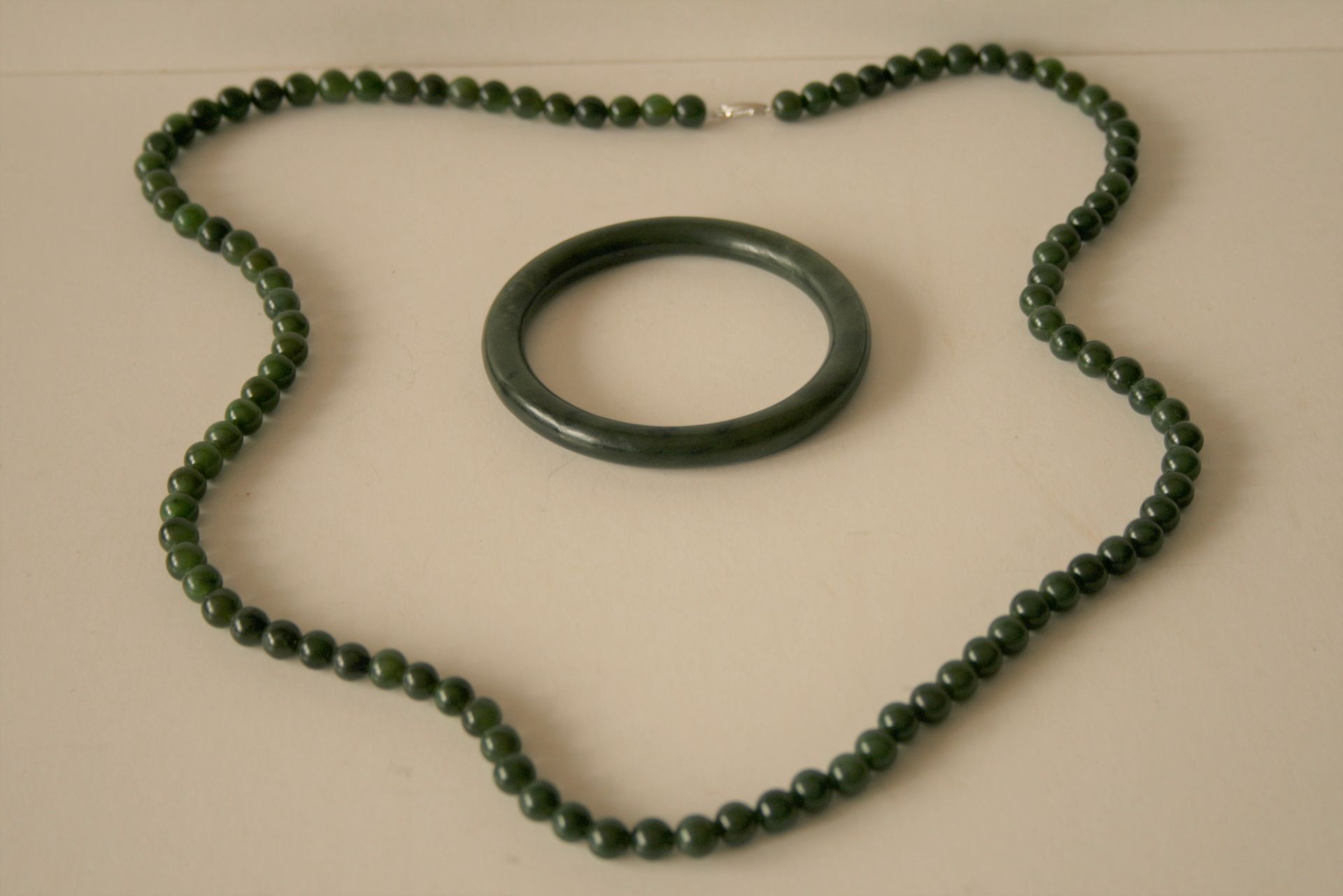 Collier et bracelet en jadéite, travail des années 80, fermoir du collier en argent [...]