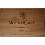 Caisse en bois d'origine de 6 bouteilles de Château MOUTON CADET 2001, Rouge, [...]