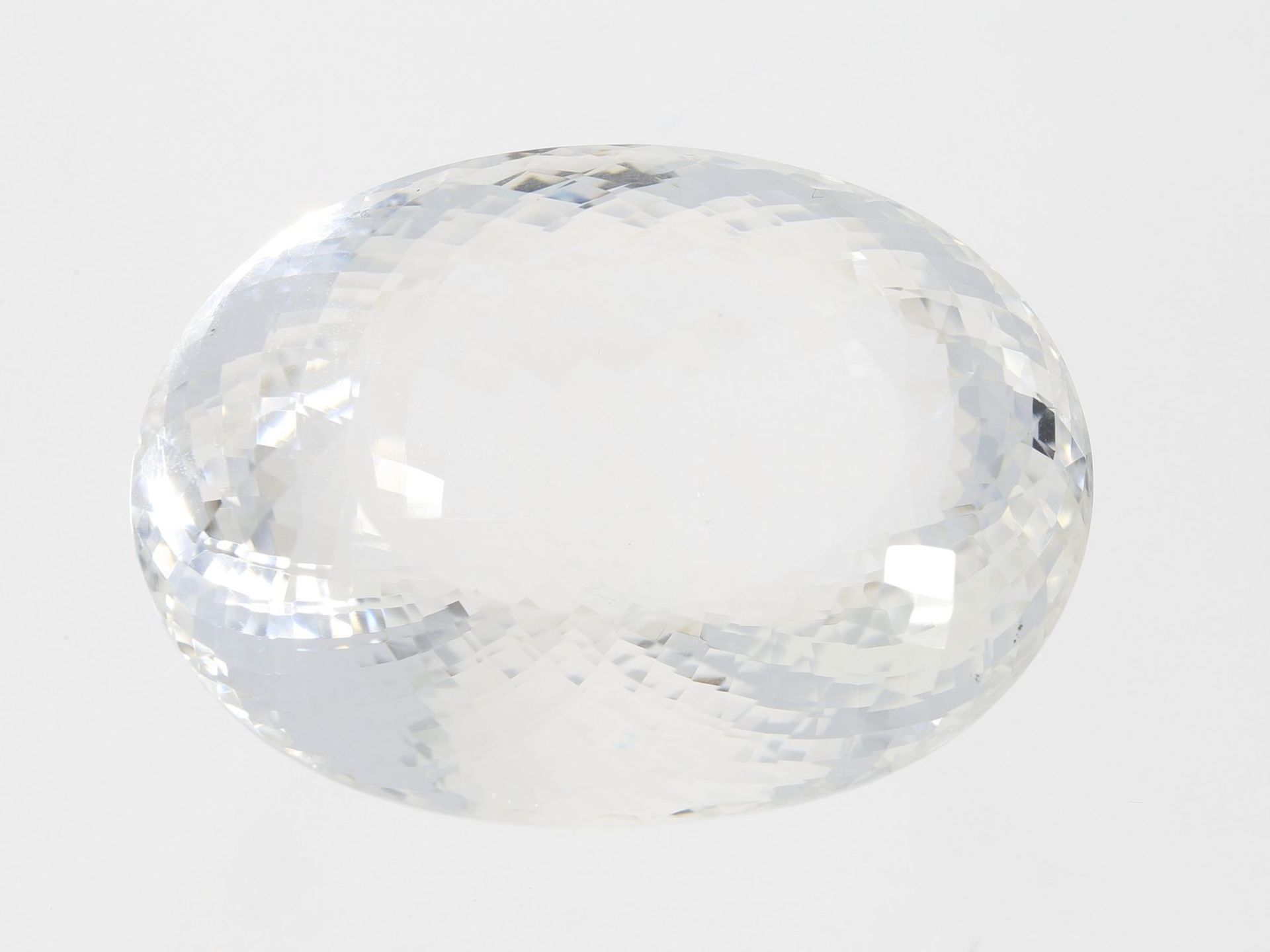 Quarz: ungewöhnlich großer weißer Bergkristall, oval mixed cut, ca. 276ct<br