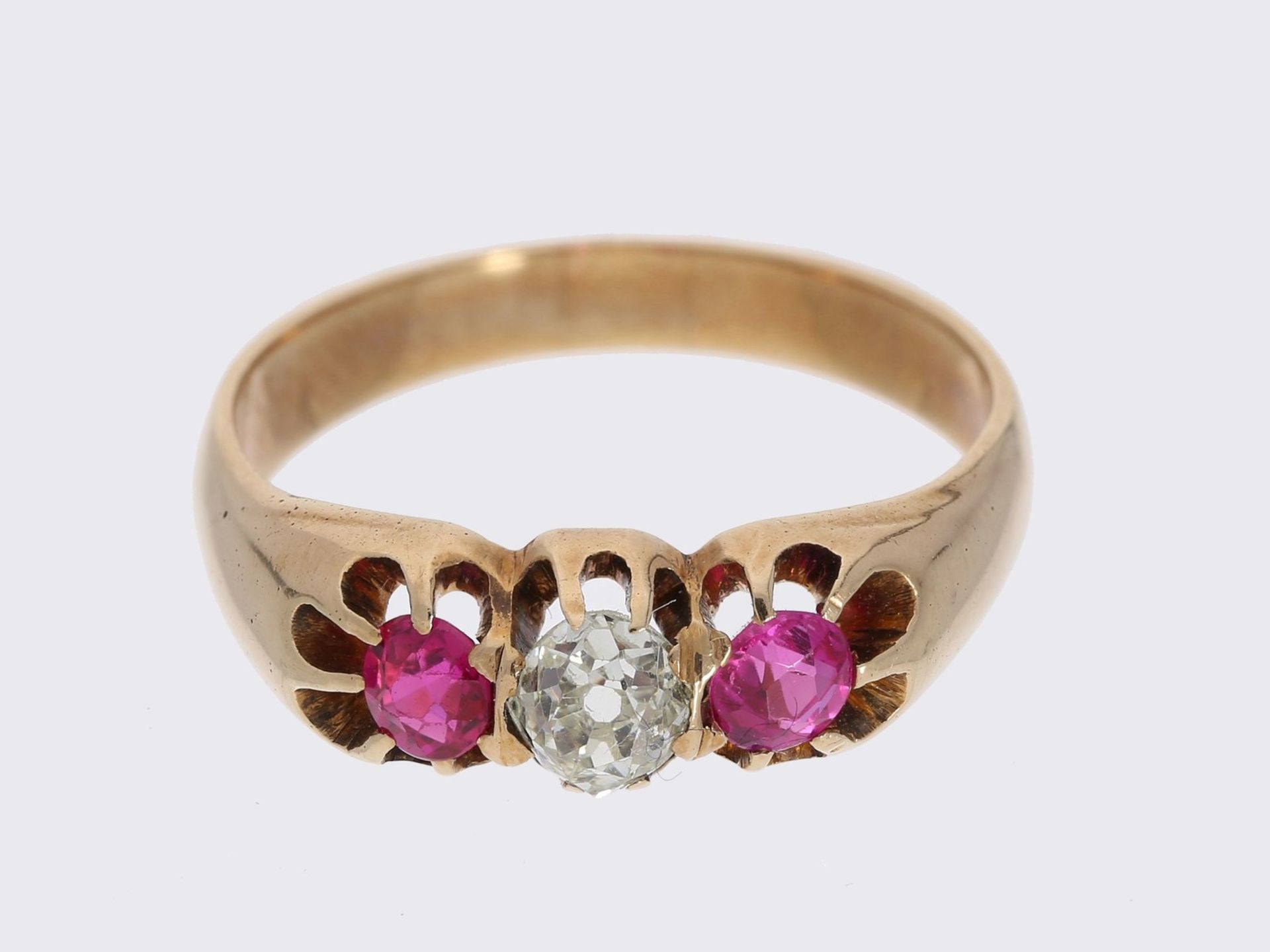 Ring: antiker Roségoldring mit Altschliff-Diamant und Rubinen, 14K Gold<