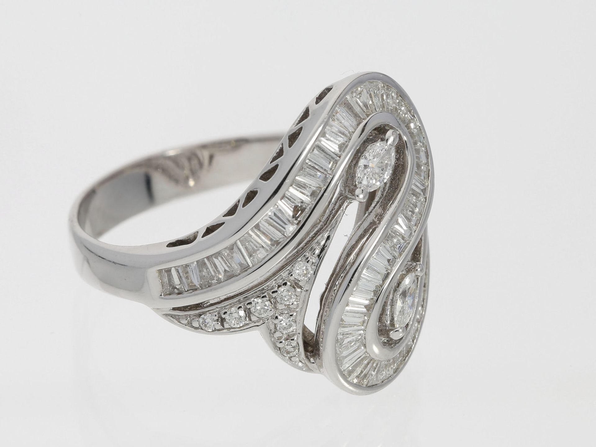 Ring: moderner und ausgefallener Designer-Goldschmiedering mit reichhaltigem Diamantbesatz in - Bild 3 aus 3