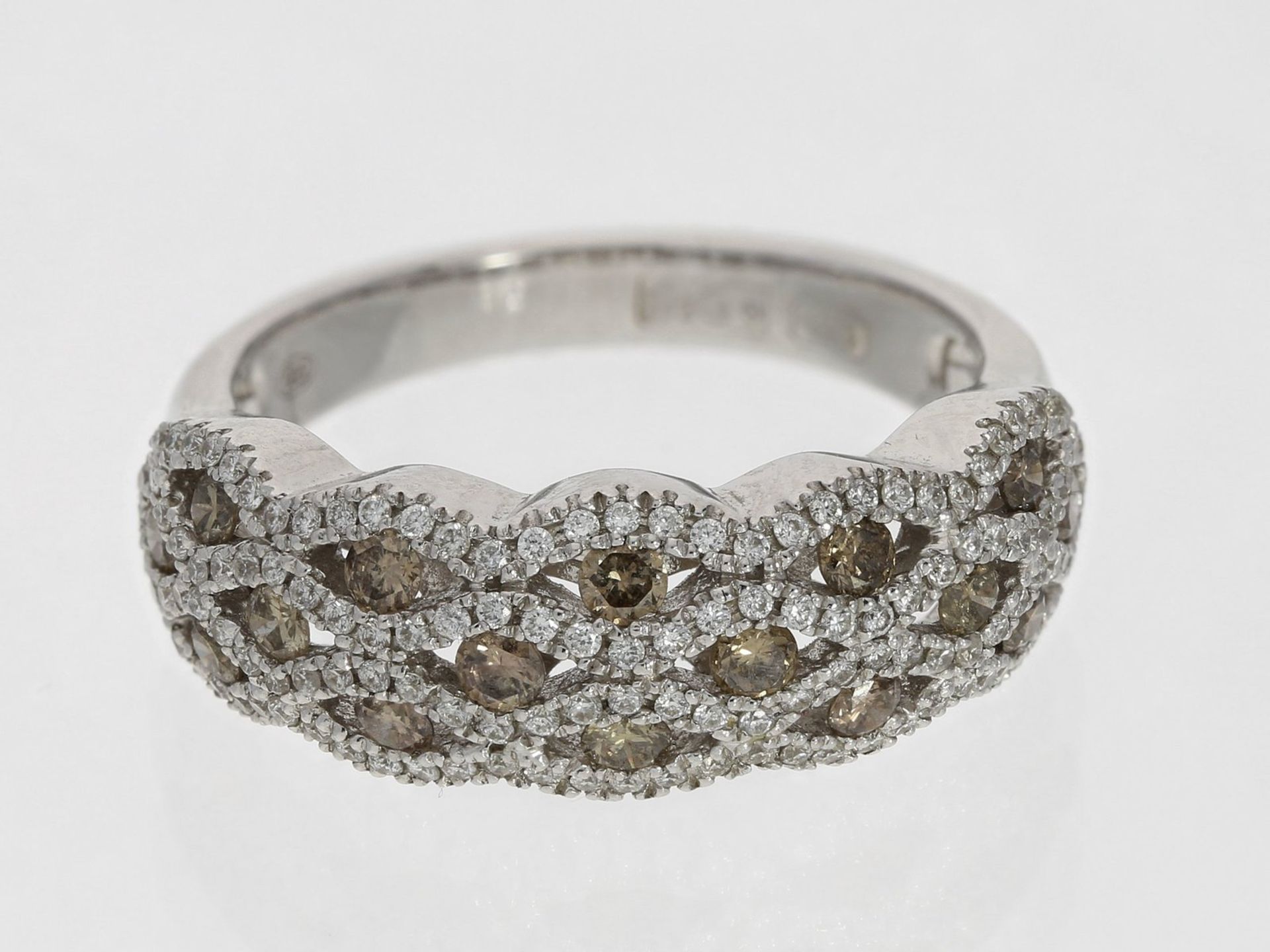 Ring: ungetragener, attraktiver Brillant-Goldschmiedering mit braunen und weißen Steinen, 0,7ctCa.