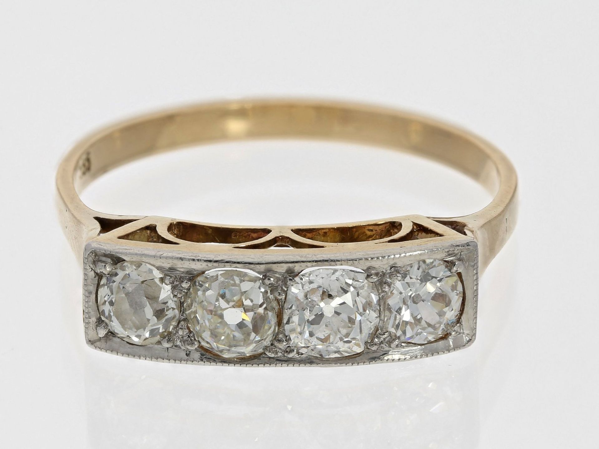 Ring: antiker Gelbgoldring mit Diamanten im Alt- und Kissenschliff, insgesamt ca. 1ct, 14K GoldCa.