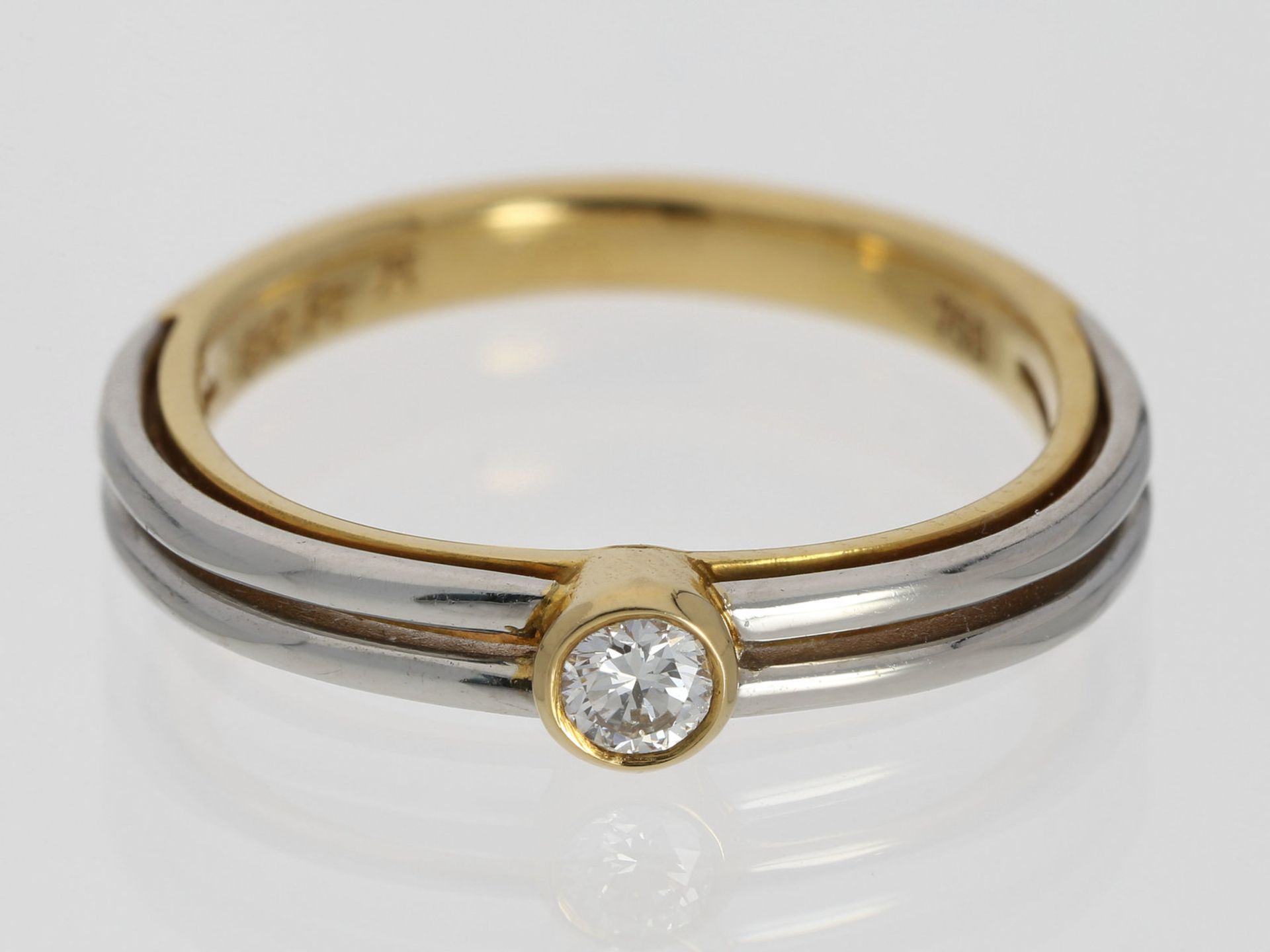 Ring: handgefertigter Solitär-/Brillantring aus Platin und 18K Gold<