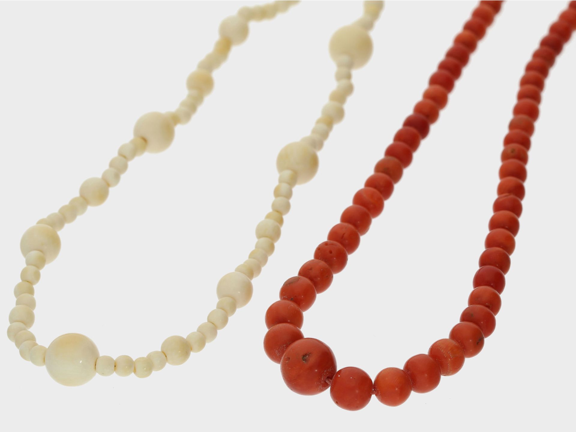 Kette/Collier: kleine antike Elfenbein-Perlenkette und schöne Korallenkette, Antikschmuck um