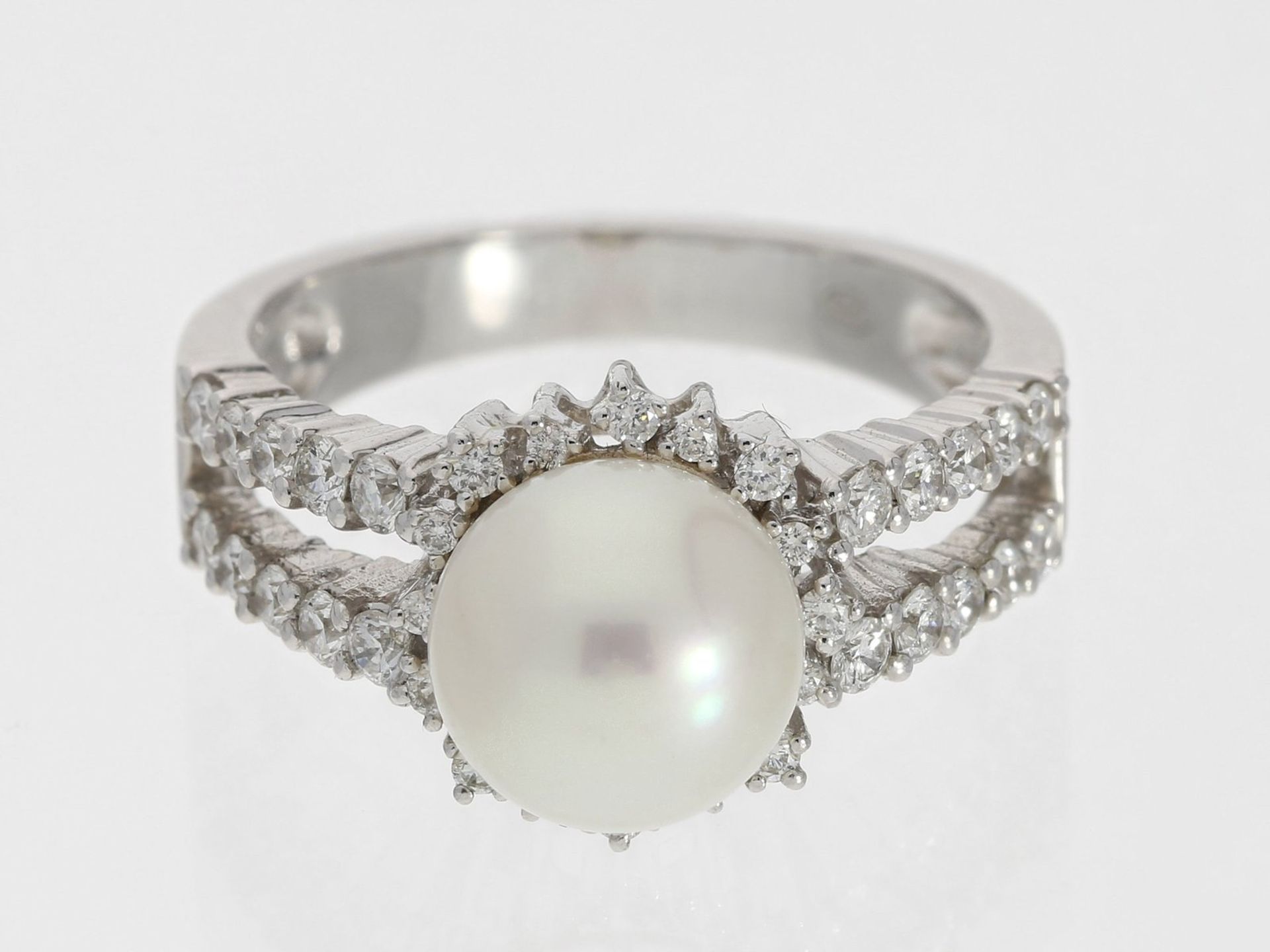 Ring: neuwertiger, weißgoldener Perle/Brillant-Goldschmiedering, ca. 0,55ct<