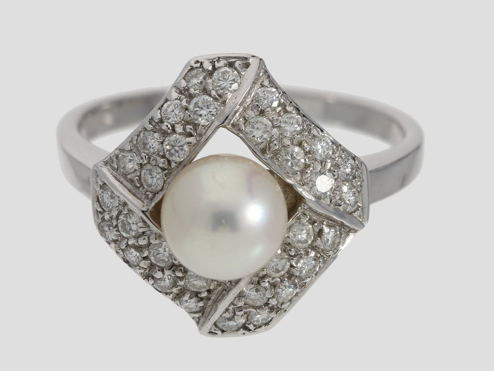 Ring: dekorativer Akoya-Zuchtperlenring mit Brillanten, ca. 0,4ct, 18K Weißgold<