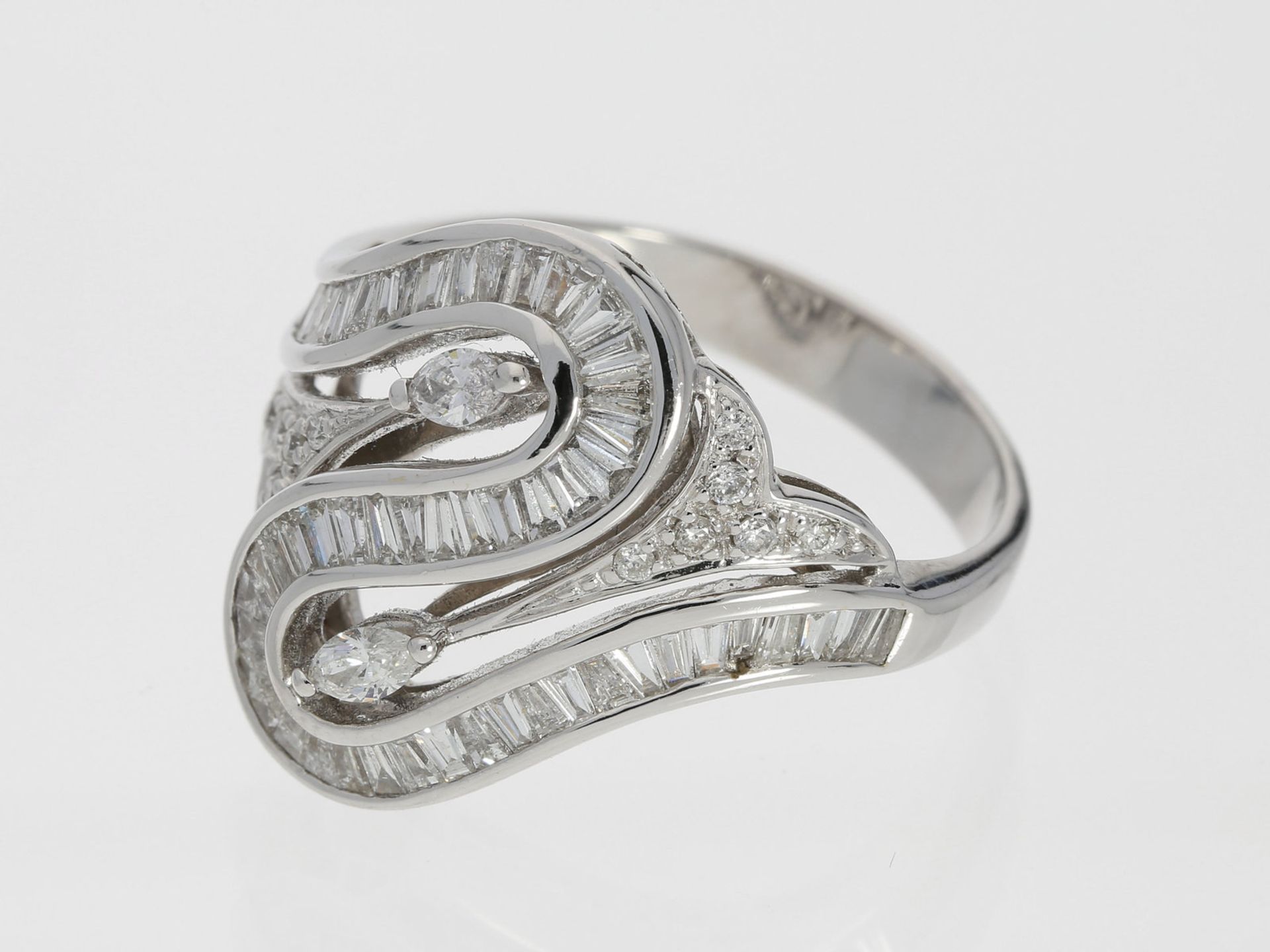 Ring: moderner und ausgefallener Designer-Goldschmiedering mit reichhaltigem Diamantbesatz in - Bild 2 aus 3