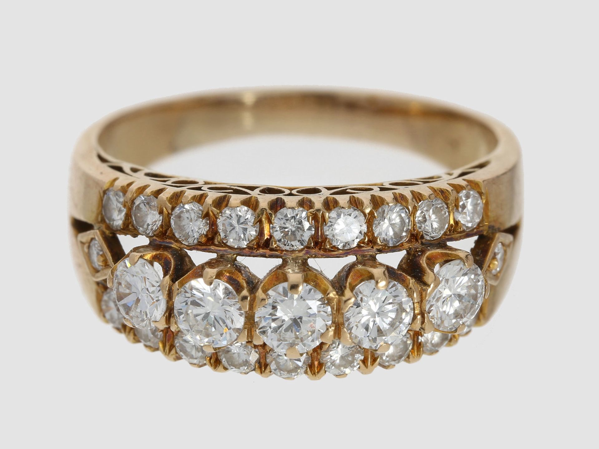 Ring: dekorativer und hochwertiger antiker Goldschmiedering mit schönem Brillantbesatz, vermutlich
