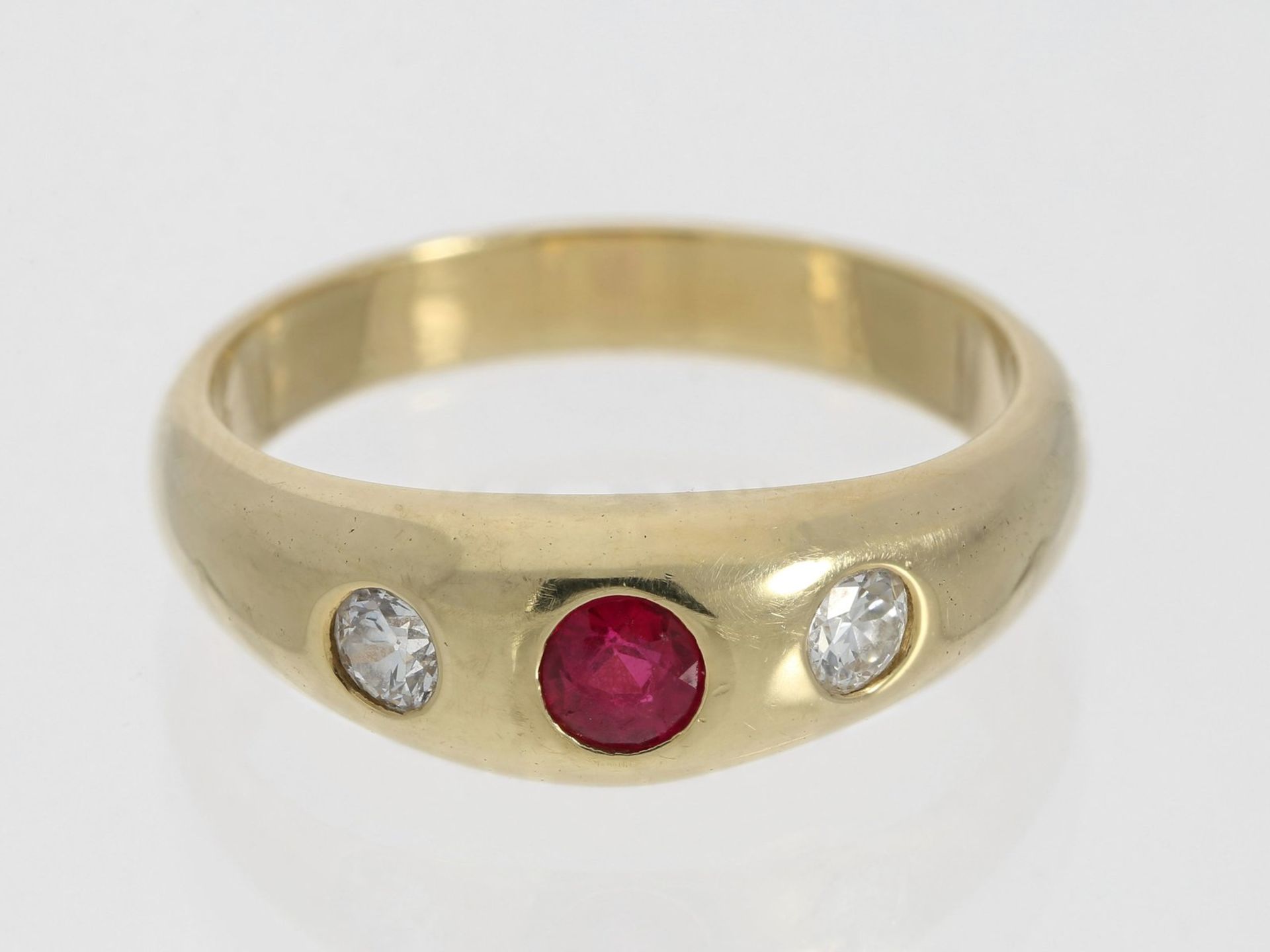 Ring: massiver gelbgoldener Bandring mit Rubin und Diamanten, 14K Gold