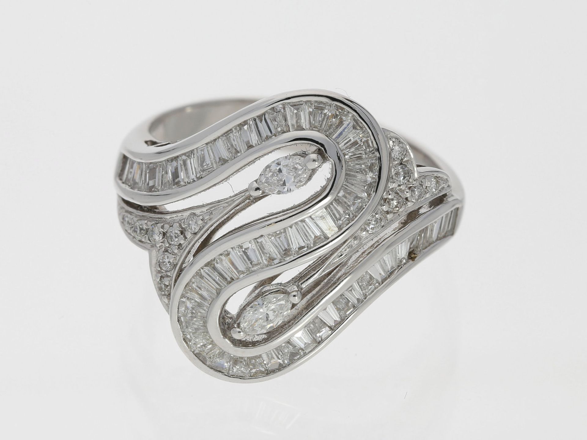Ring: moderner und ausgefallener Designer-Goldschmiedering mit reichhaltigem Diamantbesatz in