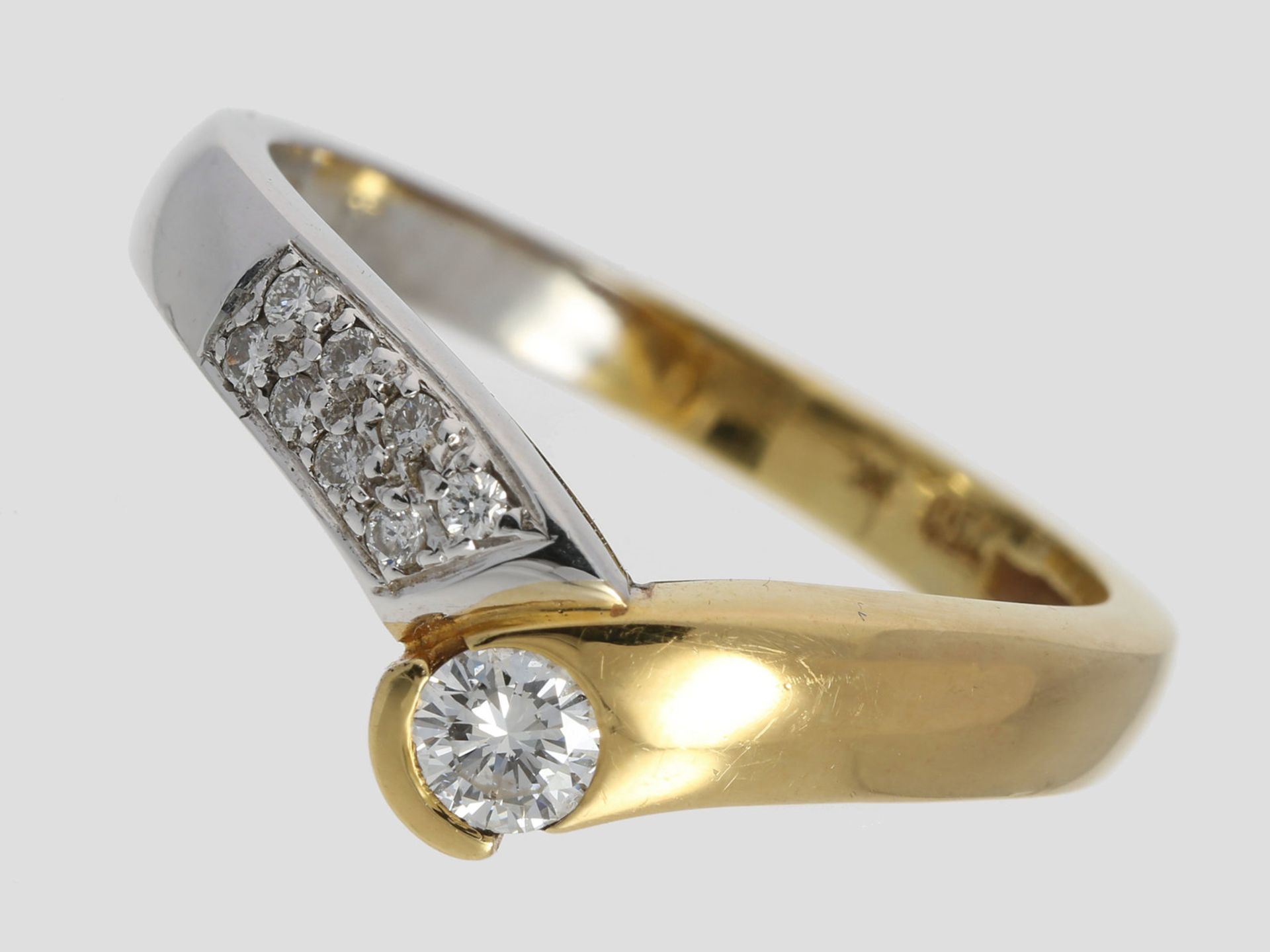 Ring: interessanter Bicolor-Brillantring, insgesamt ca. 0,23ct, 18K Gold