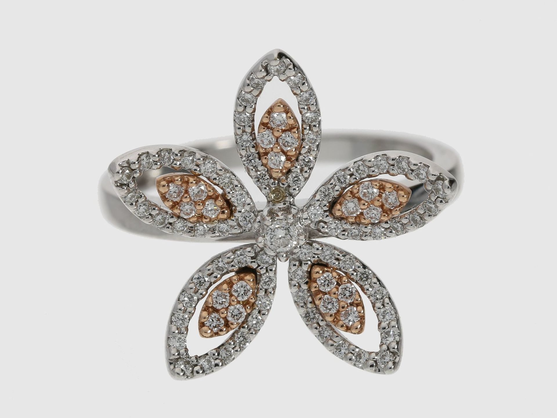 Ring: feiner, ungetragener und dekorativer Brillant-Damenring in Blütenform, 14K Weißgold, ca. 0,