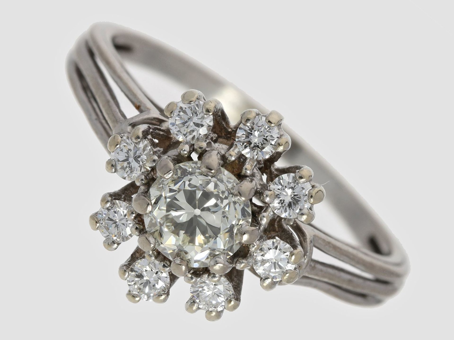 Ring: vintage Blütenring mit großem Altschliff-Diamanten und Brillanten, insgesamt ca.1,1ct, 14K