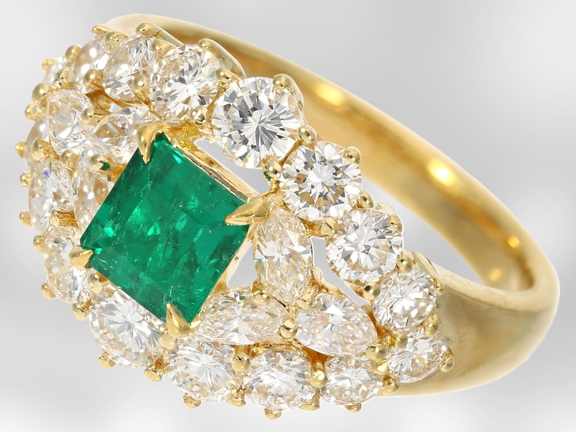 Ring: sehr schöner Smaragd-/Diamantring, insgesamt ca. 2,34ct, 18K Gelbgold